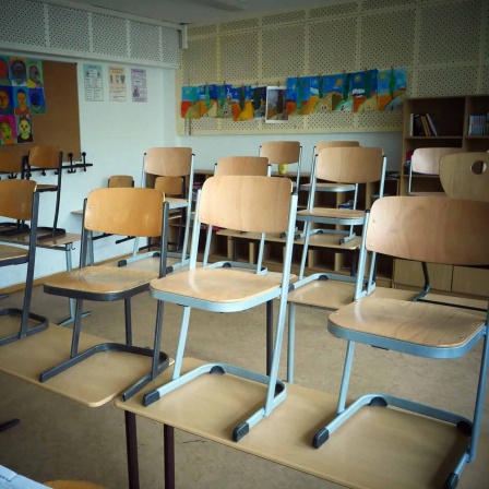 Hochgestellte Stühle im Klassenzimmer