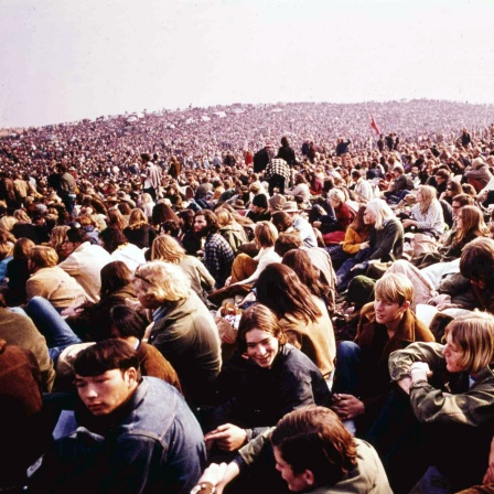 Tausende Fans warten auf den Start des "Gimme Shelter" Rockkonzerts von den Rollings Stones in Atamont in Livermore.