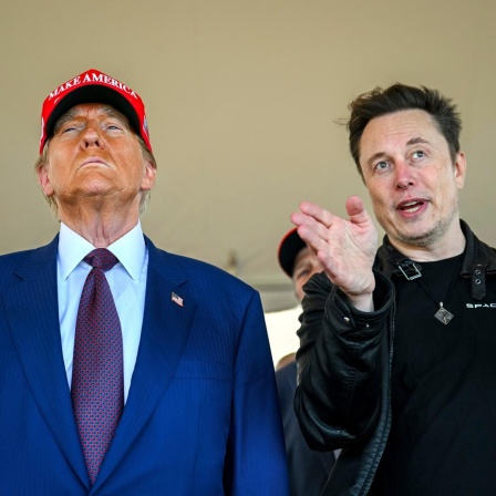 US-Präsident Donald Trump hört zu, Elon Musk redet.