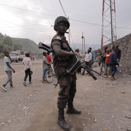 Ein bewaffneter Soldat steht auf einer Straße in der kongolesischen Stadt Sake Wache.