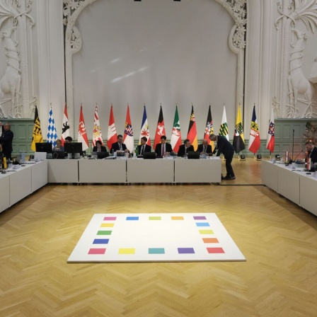 Regierungschef und Mitarbeiter der Staatskanzleien in einem Saal in Leipzig bei der Ministerpräsidentenkonferenz. (Bild: dpa/Sebastian Willnow)