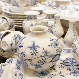 Porzellan mit blauem Zwiebelmuster bei der Eröffnung der Jubiläumsausstellung "300 Jahre Porzellanmanufaktur Meissen"