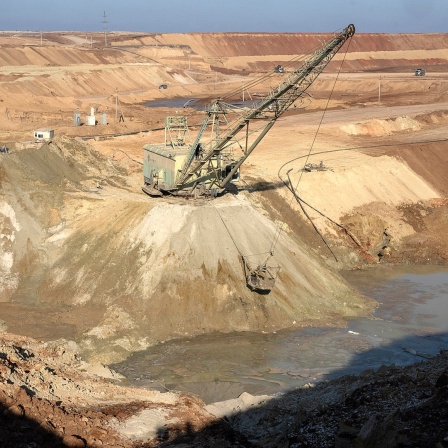 Blick auf einen Ilmenit-Tagebau in einer Schlucht in der Region Kirowohrad in der Ukraine. 