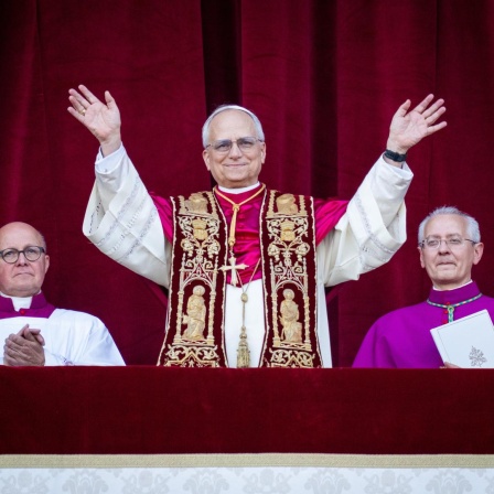 Der neu gewählte Papst Leo XIV. erscheint auf dem Balkon des Petersdoms