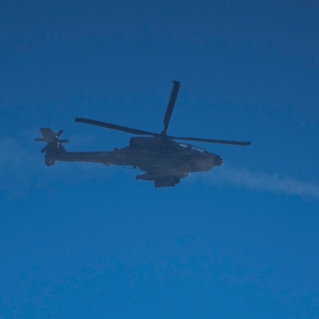 Ein israelischer Apache-Hubschrauber feuert in der Luft eine Rakete ab.