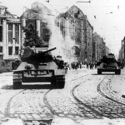  Berliner bewerfen einen sowjetischen Panzer in der Leipziger Straße nahes des Potsdamer Platzes in Berlin mit Steinen.