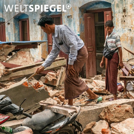 Zwei Männer in den Trümmern des Erdbebens