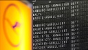 Ein Informationstafel zeigt während eines Streiks der Flugbegleiter der Lufthansa annullierte Flüge an