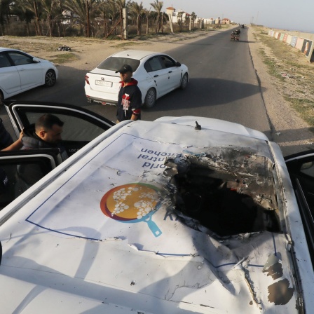 Dair El-Balah: Palästinenser inspizieren die schwer beschädigten Fahrzeuge der internationalen ehrenamtlichen Hilfsorganisation World Central Kitchen (WCK).