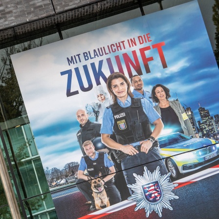 Werbeplakat für die hessische Polizei vor dem Polizeipräsidium Frankfurt am Main 2020