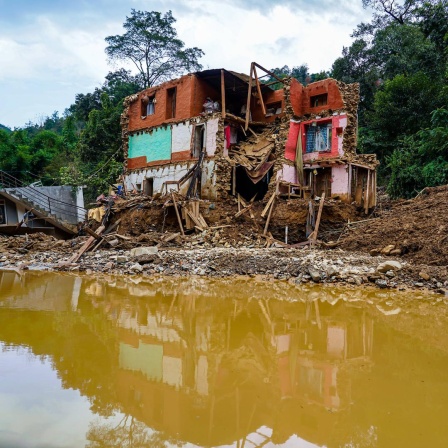 Das Hochwasser des Salamdo-Flusses beschädigt Häuser in Nepal, viele Familien sind obdachlos, 3. Oktober 2024.