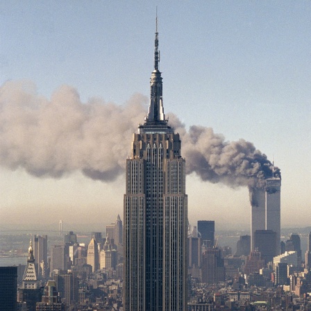 Das brennende World Trade Center hinter dem Empire State Building am 11. September 2001. | Bild: picture alliance / ASSOCIATED PRESS | Marty Lederhandler