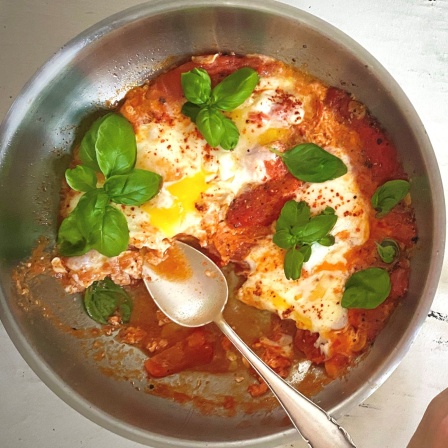 Verlorene Spiegeleier in Tomatensauce