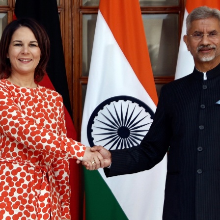 Annalena Baerbock wird von dem indischen Außenminister Subrahmanyam Jaishankar begrüsst.