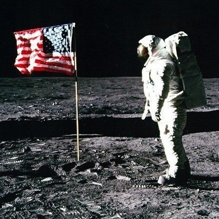 Ein NASA-Handout-Foto vom 20. Juli 1969 zeigt den Apollo-11-Astronauten Edwin 'Buzz' Aldrin, der auf der Mondoberfläche neben US-Flagge steht.