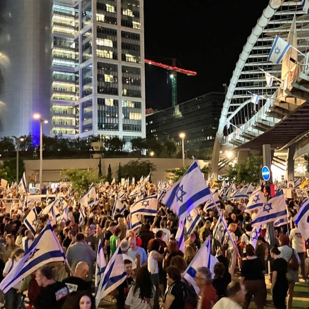 Menschen demonstrieren im Zentrum von Tel Aviv in der Derech Menachem Begin Street. Der Protest richtet sich gegen die israelische Regierung und für einen Geisel-Abkommen mit der Hamas.