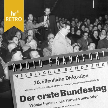 Publikum einer öffentlichen Veranstaltung von Radio Frankfurt. Im Vordergrund ist ein Ausschnitt eines Plakats zu sehen, auf dem steht: ‚Der erste Bundestag – Wähler fragen, die Parteien antworten.‘