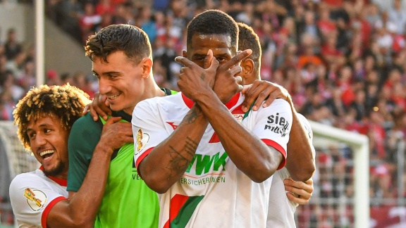 Sportschau - Umstrittenes Tor Hilft Dem Fc Augsburg Gegen Halle