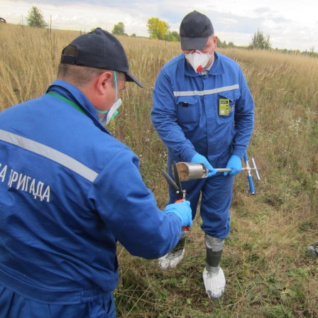 Ukrainische Fachkräfte entnehmen eine 15 Zentimeter tiefe Bodenprobe auf einem radioaktiv belasteten Feld in der 30-Kilometer-Sperrzone um das 1986 havarierte Atomkraftwerk Tschernobyl in der Ukraine.
