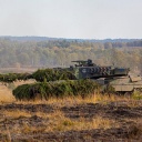 Ein Kampfpanzer Leopard 2 nimmt an der Ausbildungs- und Lehrübung des Heeres teil.