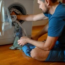 Waschmaschine laufen lassen nach einem gewissen Zeitplan - mit dynamischen Stromtarifen könnte man Geld sparen.