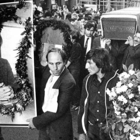 Trauerzug für Kemal Altun mit Bild des Verstorbenen und Sarg in Berlin