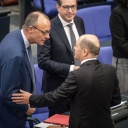 Grafik: Bundeskanzler Olaf Scholz (SPD) spricht mit Friedrich Merz (CDU)