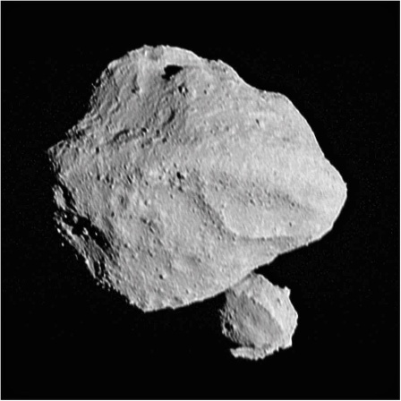 Eine NASA-Aufnahme des Asteroiden Dinkinesh, der aus zwei Objekten besteht.