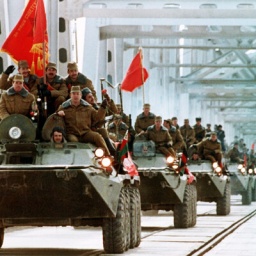 Sowjetische Truppen überqueren am 6. Februar 1989 die "Freundschaftsbrücke", die den Grenzfluß Amu Darja zwischen Afghanistan und der UdSSR überspannt.