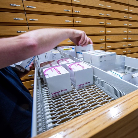 Ein leeres Schubfach in dem sonst rezeptpflichtige Nasentropfen gelagert werden in einem Apothekenschrank in einer Apotheke.
