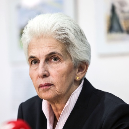 Marie-Agnes Strack-Zimmermann (FDP), Vorsitzende des Verteidigungsausschusses des Bundestages, spricht vor der Preisverleihung zu Journalisten. 