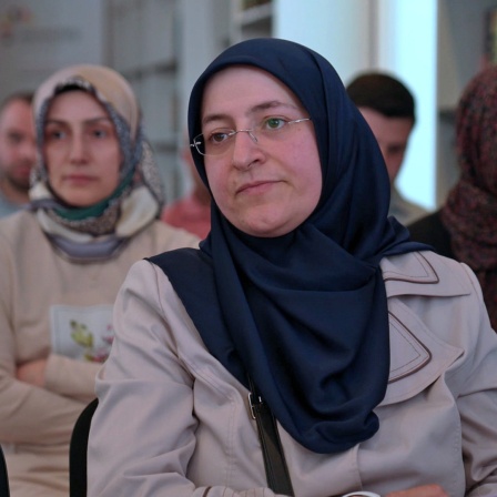Elif Demirkan-Çoban sitzt zwischen anderen Kollegiatinnen des Islamkolleg Osnabrück im Unterricht.