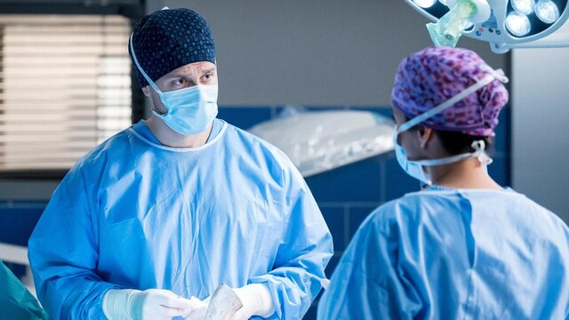 Mikko Rantala (Luan Gummich) und Dr. Sherbaz (Sanam Afrashteh) besteht eine ungewöhnliche Operation bevor. Sie müssen eine Requisite aus dem Oberschenkel eines Schauspielers entfernen.