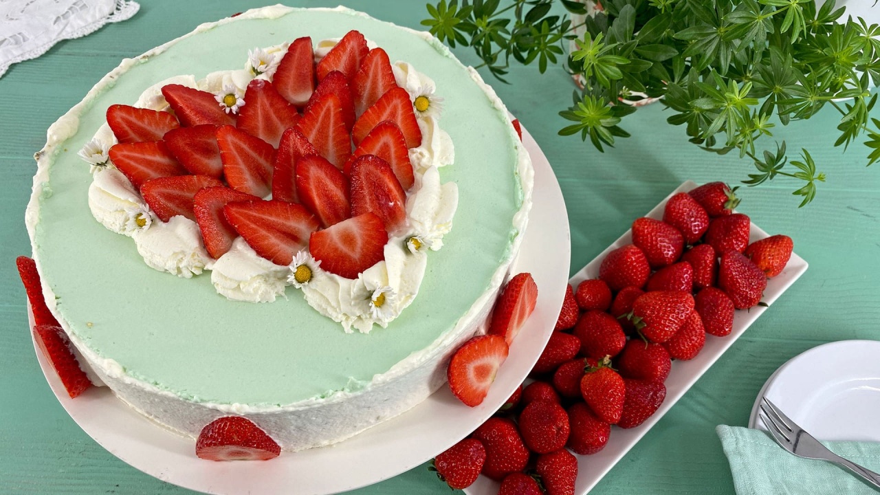 Rezept: Erdbeer-Waldmeister-Torte zum Muttertag
