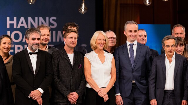 Carl Gierstorfer (2.v.l.), Katrin Eigendorf und Jan Böhmermann sowie Navid Kermani (r), und Deniz Yücel (l) stehen vor der Verleihung des Hanns-Joachim-Friedrichs-Preises 2021 auf der Bühne im Funkhaus.