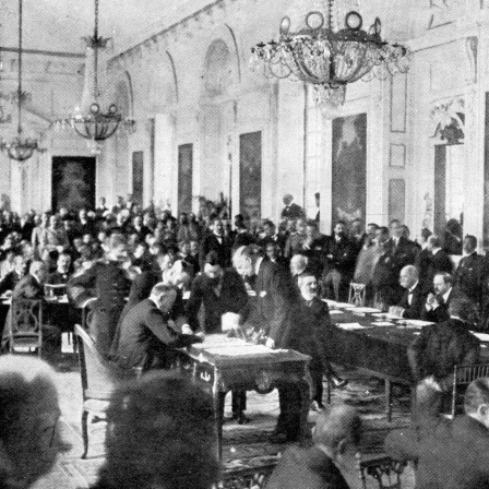 Unterzeichnung des Friedensvertrages mit Ungarn im Trianon in Versailles am 12. Juni 1920: Der italienische Botschafter in Paris setzt seine Unterschrift auf das Dokument