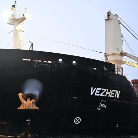 Das Frachtschiff "Vezhen" liegt vor Karlskrona, Schweden, vor Anker.