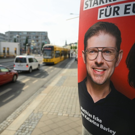 Ein Wahlplakat des sächsischen SPD-Spitzenkandidaten zur Europawahl, Matthias Ecke hängt an der Schandauer Straße im Stadtteil Striesen an einem Laternenmast.