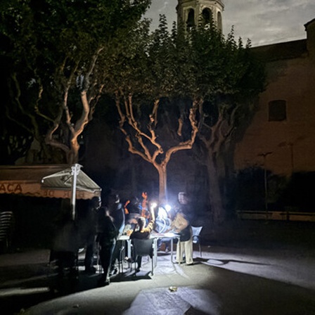 Stromausfall in Spanien und Portugal . Menschen versammeln sich um Lampe