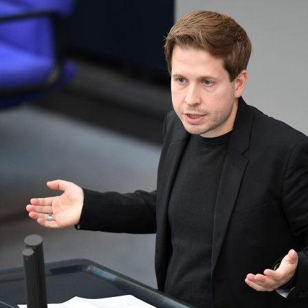 Kevin Kühnert, Generalsekretär der SPD, spricht im Plenum des Bundestags zu den Abgeordneten.