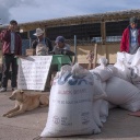 Guamaltekische Bauern stehen rund um weiße Plastiksäcke mit nach der Hurrikan-Katastrophe gespendeten Bohnen und Mais