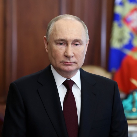 Wladimir Putin, Präsident von Russland, spricht, während er die russischen Bürger ermutigt, an den bevorstehenden Präsidentschaftswahlen, die für den 15. bis 17. März geplant sind, teilzunehmen.