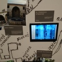 Eine hangezeichnete Karte wird ergänzt durch Fotografien und Bildschirme und zeigt Orte des jüdischen Lebens.