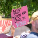 Eine Frau hält in Texas bei einer Demonstration für das Recht auf Abtreinung ein Plakat nach oben.