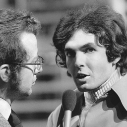 Moderator Dieter Thomas Heck und Schlagersänger Chris Roberts 1971 in der Live-Fernsehshow ZDF-&#034;Hitparade&#034;.