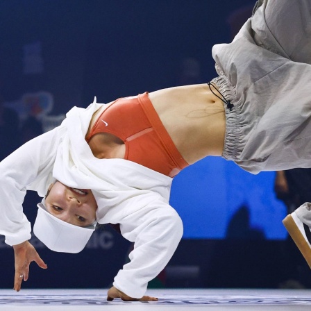 Die japanische Breakdancerin Ami Yuasa nimmt in Budapest an der Olympia-Qualifikationsserie teil und bringt ihren Körper dabei in eine extreme Pose.