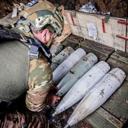 Ein Soldat begutachtet Munition
