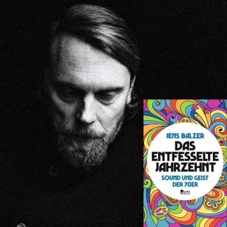 Zu sehen ist Jens Balzer und das bunte Cover seines Buches "Das entfesselte Jahrzehnt. Sound und Geist der 70er."