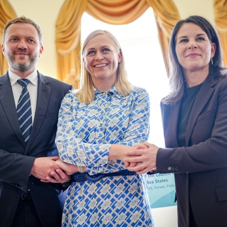 Margus Tsahkna (l-r), Außenminister von Estland, Elina Valtonen, Außenministerin von Finnland, und Annalena Baerbock (Bündnis 90/Die Grünen), Außenministerin, stehen beim Ostseerat nach der Pressekonferenz zusammen.