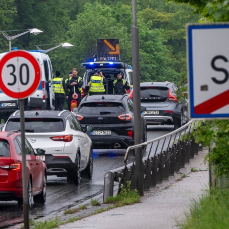 Bundespolizisten stehen am Grenzübergang zwischen dem Ort Freilassing (Deutschland) und der Stadt Salzburg (Österreich) auf der Saalachbrücke und kontrollieren die Einreise. 